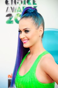 Ia pun mengecat rambutnya dengan warna ungu-biru. John Shearer/Getty Images.