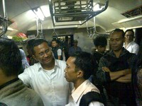 Dahlan yang berkemeja putih naik KRL tidak tampak seperti pejabat berbaur bersama penumpang lain tanpa pengawalan. (Humas Kementerian BUMN).