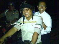 Setibanya di stasiun Klender Baru, Dahlan langsung naik ojek menuju Rusun milik Perumnas di Bantar Gebang, Cakung, Jakarta Timur. (Humas Kementerian BUMN).