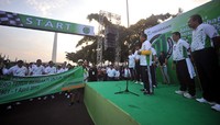 Menteri Negara  Badan Usaha Milik Negara (BUMN), Dahlan Iskan memberikan sambutan pelepasan jalan sehat dalam rangka Hari Ulang Tahun Pegadaian ke-111 di Lapangan Monas Jakarta, Minggu (1/4). (Arief Setyawan)