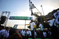 Dahlan Iskan (kiri) dan Direktur Utama PT Pegadaian (Persero) Suwhono mengibarkan bendera start  gerak jalan sehat bersama karyawan Pegadaian. (Arief Setyawan)