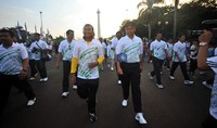 Dahlan Iskan (kiri) dan Suwhono ikut serta dalam jalan sehat bersama karyawan Pegadaian di Monas. (Arief Setyawan)