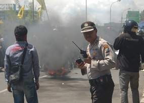 Kecewa Hasil Rapat Paripurna BBM, Mahasiswa Malang Bakar Ban