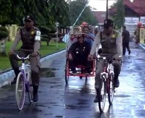 Ajak Hemat BBM, Bupati Sumenep Ngantor Naik Becak