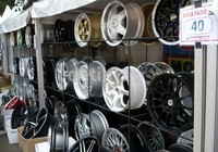 Aneka aksesoris seperti pelek racing bisa ditemui di sini. Dadan/detikOto.