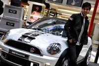 MINI Cooper S versi atap terbuka diperkenalkan di Mall Pondok Indah 2, Jakarta Selatan, Senin (2/4/2012).