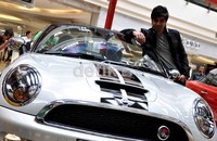 Seorang model berpose dengan MINI Cooper S versi atap terbuka di Mall Pondok Indah 2, Jakarta Selatan.
