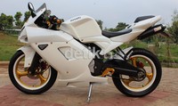 Warna putih ditaruh diseluruh tubuh Ducati 1198 alias V-ixion.