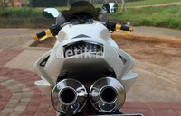 Sentuhan terakhir terlihat pada bagian knalpot Akropovic yang menonjol dibawah headlamp belakang.