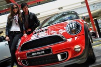 Dengan bodi mungil disertai mesin sangar, MINI Cooper S Coupe bisa bergerak dari 0-100 km/jam dengan hitungan 7,1 detik.