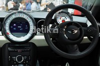 Sisi audio juga semakin menawan dengan liquid crystal 6,5 inci yang menampilkan MINI Connnected, sistem loupspeaker Harman Kardon HiFi, bluetooth dan USB audio interface. Untuk bagasinya lebih lega dengan 280 liter jika dibandingkan dengan MINI hatchback yang hanya 160 liter.
