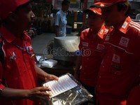 Komunitas AXIC mendengarkan penjelasan mengenai filter udara di kabin mobil.