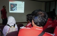 Di depan anggota AXIC, Assistant Sales Director PT Selamat Sempurna Tbk, Rudy Soerjanto memaparkan soal produk-produk ADR Group yang terkenal seperti filter Sakura, racing filter, dan radiator.