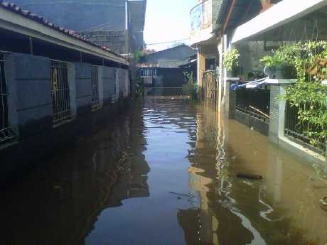 Banjir 2 Meter di Cilandak Mulai Surut, Warga Butuh Air Bersih