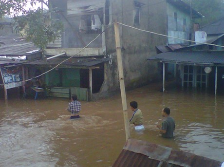 1 Rumah Warga Pondok Labu Ambruk Dihantam Banjir