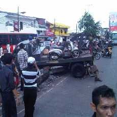 Mobil Penderek Kopaja Terlepas & Melintang di Jalur Busway Buncit