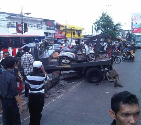 Mobil Penderek Kopaja Terlepas & Melintang di Jalur Busway Buncit