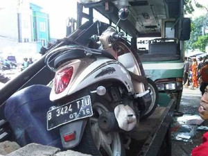 Pemotor Terseret Saat Kecelakaan 2 Kopaja di Warung Buncit