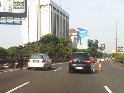 Motor di Jalan Tol Merak