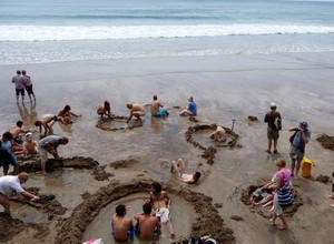 Menggali Kolam Air Panas Sendiri di Hot Water Beach, Selandia Baru