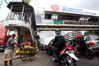 Atap jembatan halte Busway Depkes di Jl HR Rasuna Said, Kuningan, Jakarta, tersebut tampak bolong.