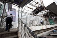 Kerusakan tersebut akan mengganggu kenyamanan warga yang menggunakan transportasi bus Transjakarta.