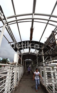 Sebanyak 5 bagian penutup atap jembatan di halte yang rusak tersebut tak kunjung diperbaiki.