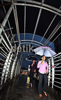 Jika hujan turun, air akan mengguyur warga yang menyeberang di jembatan tersebut.