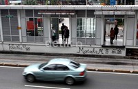 Selain atap yang jebol, halte busway di Jl HR Rasuna Said, Jakarta, tersebut juga dipenuhi dengan coretan. Coretan umumnya menggunakan pilox atau cat semprot berwarna-warni.