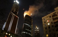 Api berkobar di lantai teratas gedung yang dirancang untuk menjadi gedung tertinggi di Eropa tersebut. Reuters/Sergei Karpukhin.