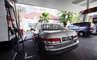 Jika bajaj tersebut menggunakan pertamax, tidak dengan mobil-mobil mewah ini. Mereka memilih menenggak premium.