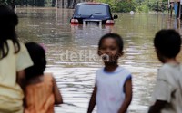 Sebuah mobil mewah terperangkap banjir.