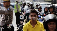 Polisi juga dikerahkan untuk mengatasi kemacetan.