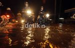 Kali Pesanggrahan Meluap, Jalan Terendam