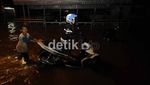 Kali Pesanggrahan Meluap, Jalan Terendam