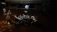 Akibatnya sejumlah kendaraan mogok.