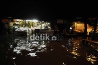 Pasar juga terendam.