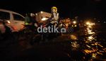 Kali Pesanggrahan Meluap, Jalan Terendam