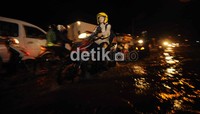 Banjir tersebut terjadi akibat luapan kali Pesanggrahan.