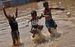 Keceriaan di Tengah Banjir