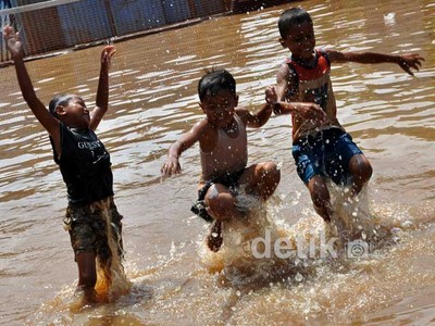 Keceriaan di Tengah Banjir