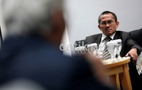 Diskusi ini membahas besaran gaji yang pantas untuk para hakim.
