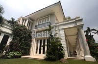 Salah satu dari 2 bangunan utama rumah Ical. Antar 2 bangunan utama itu dihubungkan dengan koridor khusus yang dihiasai lukisan dan benda seni bernilai tinggi. Di sisi lain, terdapat bangunan gym untuk fitness dan mandi air hangat. Ical dikenal suka berolahraga.