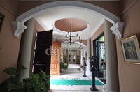 Lorong penghubung antar 2 bangunan utama didisain sangat apik.