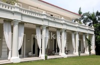 Halaman belakang rumah utama dirawat dengan baik. Desain rumah dibuat dengan teliti.