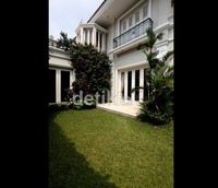 Perawatan maksimal terlihat dari kondisi taman yang sangat asri.Ical kerap membuka rumahnya untuk kegiatan amal, open house atau menjamu koleganya di partai maupun di kalangan pebisnis.
