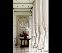 Koridor di halaman belakang rumah lebih menyerupai istana mewah daripada sebuah rumah biasa.