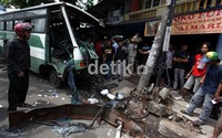 Akibat kejadian ini, 2 orang terluka.