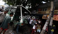 Ditabrak kopaja, tiang listrik tersebut tampak patah.
