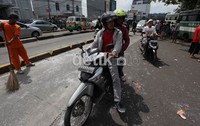 Arus lalu lintas sempat tersendat akibat banyaknya pengendara yang berhenti untuk melihat kejadian ini.